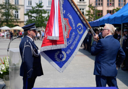 Sztandar dla NSZZ Policjantów woj. małopolskiego – historyczna chwila podczas Święta Policji